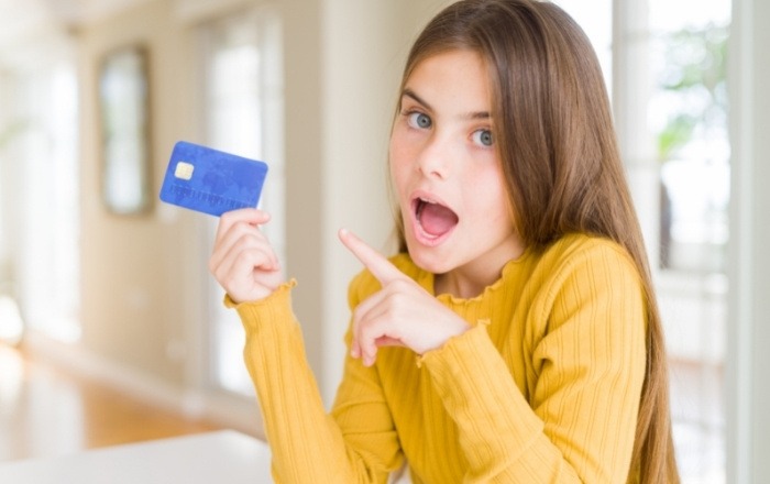 Cartão de crédito para menor de 18 anos: como solicitar?