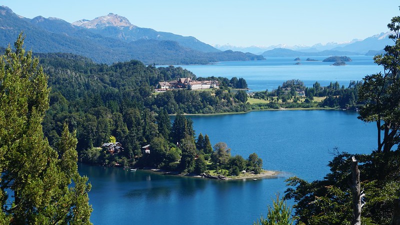 Vista panorâmica de Bariloche, na Argentina, destacando lagos e montanhas.