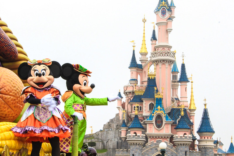 Mickey e Minnie Mouse em um desfile em frente ao castelo da Disney.